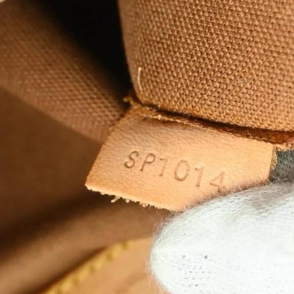 Louis Vuitton Batignolles Vintage Handbag in Monogram Canvas. Authentic - Picture 10 of 15